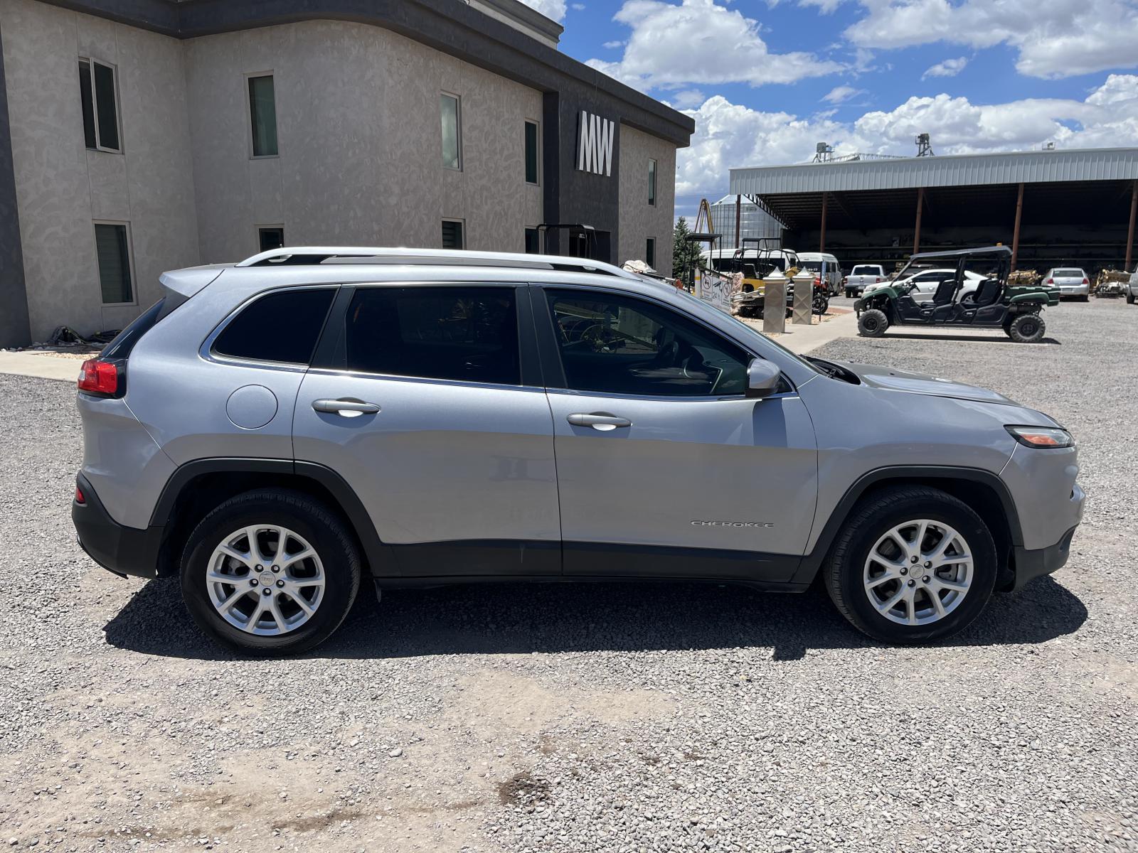 CAMIONETA JEEP CHEROKEE